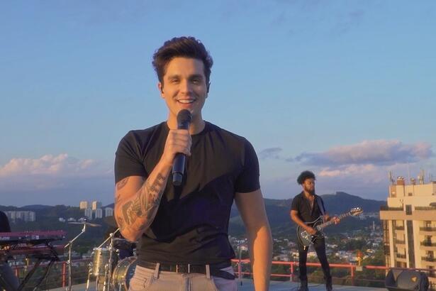 Luan Santan se apresenta em festa do BBB 21