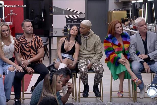 Nina e Filipe, Mirella e Dynho e Deborah e Bruno sentados no banquinho dasegunda DR do Poer Couple Brasil