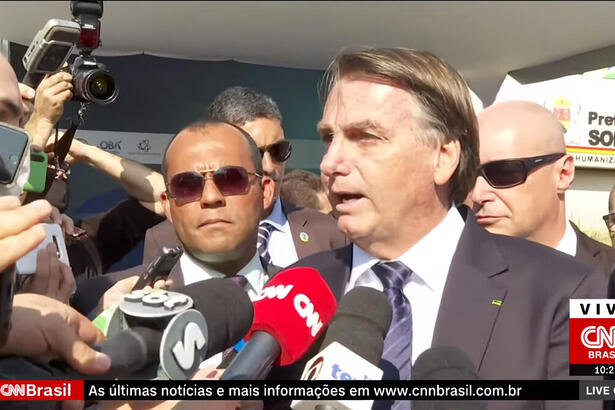 "Ridículo, nasça de novo": Bolsonaro volta a atacar jornalistas