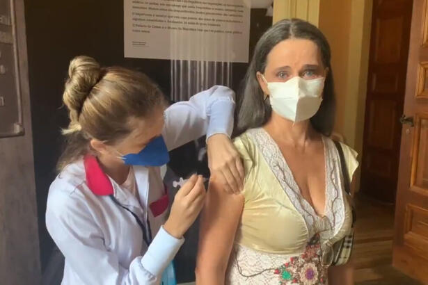 Carla Vilhena se emociona ao receber primeira dose da vacina contra a Covid-19