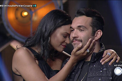 Carol consola Jonjon na noite de eliminação do Power Couple Brasil 5