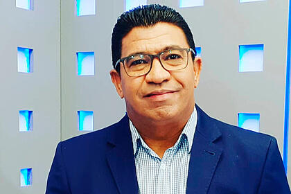 Chico Tello no cenário do Balanço Geral MT, na TV Cidade Nova Mutum, afiliada da Record TV
