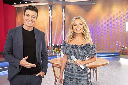 Eliana nos estúdios do Hora do Faro na Record TV