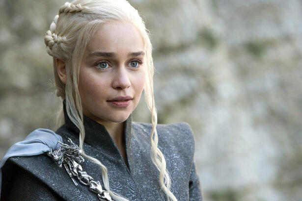 Emilia Clarke como Daenerys Targaryen em cena de Game of Thrones | Imagem: Reprodução/ HBO