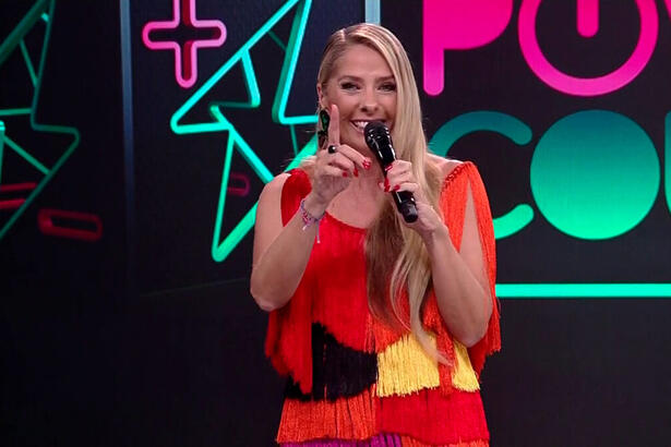 Adriane Galisteu comemorando a liderança do Power Couple