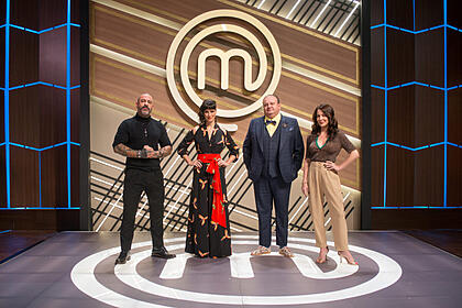 Henrique fogaça, helena rizzo, erick jacquin e ana paula padrão no cenário do masterchef brasil