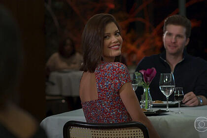 Kyra (Vitória Strada) e Alan (Thiago Fragoso) em cena da novela Salve-se Quem Puder