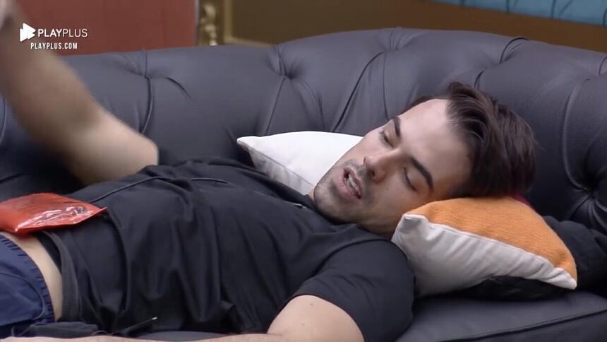 Leandro Gléria confessou para Matheus e Yugnir que ficou bastante irritado com Deborah quando ela e Bruno se livraram da DR e voltaram para mansão do Power Couple Brasil 5. O Marido de Renata contou que a ruiva soltou indiretas: "Falou merd*".