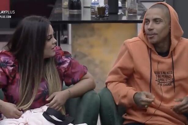 Mari e Matheus estavam bem animados na madrugada no Power Couple Brasil 5. O casal quebrou a cama e tiveram que dormir apenas no colchão. Matheus explicou que a cama quebrou quando estavam pedindo votos para ficar na mansão