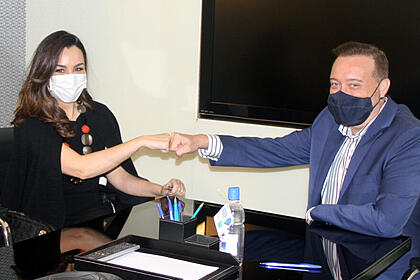 Milena Machado assinando contrato com a redeTV!