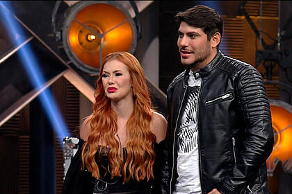 Mirela chora ao lado de Yugnir depois de saber da eliminação do Power Couple Brasil