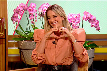 Ticiane Pinheiro faz coração com a mão ao receber mensagem de feliz aniversário do apresentador Cesar Filho no programa Hoje em Dia.