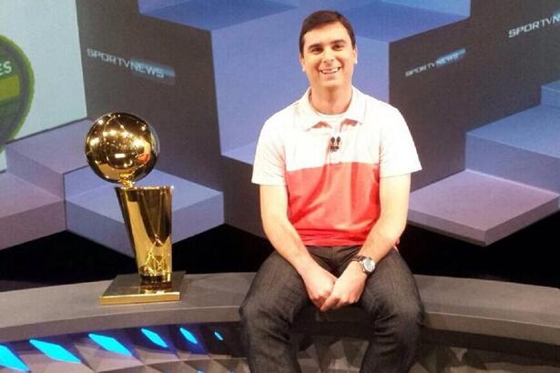 Narrador Bruno Souza no estúdio do SporTV