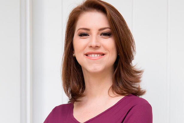 Juliana Rosa em imagem de divulgação sobre a contratação pela Band