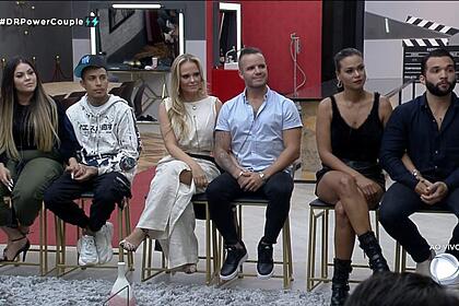 Mari e Matheus, Nina e Filipe e Carol e Jonjon sentados no banquinho da DR