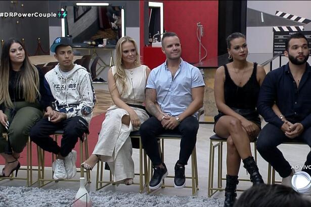 Mari e Matheus, Nina e Filipe e Carol e Jonjon sentados no banquinho da DR