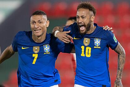 Richarlison e Neymar comemorando gol pelo Brasil contra o Paraguai pelas Eliminatórias da Copa do Mundo