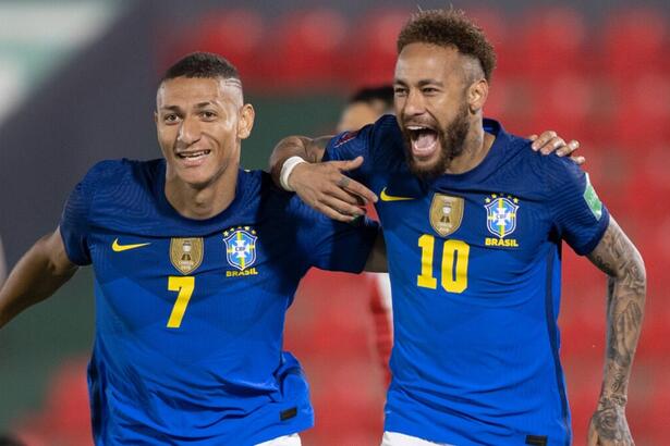 Richarlison e Neymar comemorando gol pelo Brasil contra o Paraguai pelas Eliminatórias da Copa do Mundo