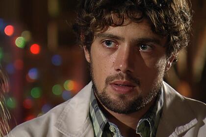 Rodrigo escuta Manu que decidiu se separar dele em cena da novela A Vida Gente