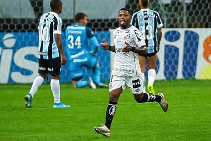 Marinho comemorando gol com a camisa do Santos na partida contra o Grêmio