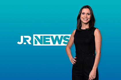Camilla Busnello ao lado do logo do JR News