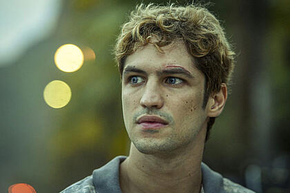 Pedro dom (gabriel leone) em cena da série ‘dom’da amazon prime video | imagem: divulgação/ amazon prime video