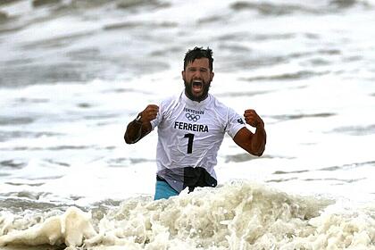 Surfista Ítalo Ferreira comemorando a vitória que garantiu a medalha de ouro nos Jogos Olímpicos de Tóquio 2020