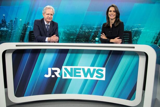 Augusto Nunes e Camila Busnello na bancada do novo jornal da Record News