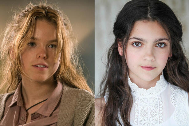 Milly Alcock e Emily Carey em uma montagem