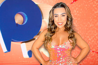 Naiara Azevedo posa para foto em frente ao logo do quadro Passa ou Repassa do Domingo Legal