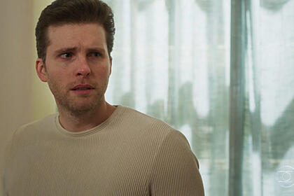 Alan Máximo (Thiago Fragoso) em cena do capítulo de 13 de julho, em Salve-se Quem Puder
