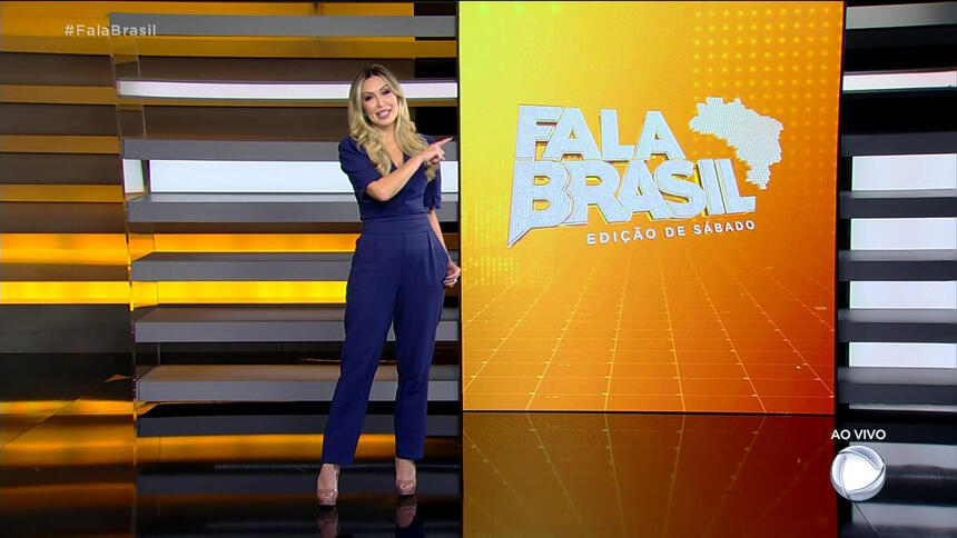 Thalita Oliveira em pé apresentando o Fala Brasil na manhã deste sábado (/