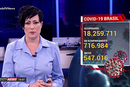 Apresentadora Joice Maffezzolli ao lado do gráfico que mostra os dados por covid-19 no RedeTV News