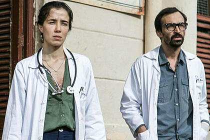 Marjorie Estiano e Julio Andrade em cena da série ‘Sob Pressão’ | Imagem: Reprodução/ TV Globo