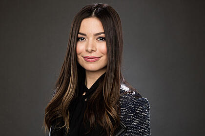 Miranda Cosgrove como Carly Shay em cena da série 'iCarly' | Imagem: Reprodução/ Paramount+