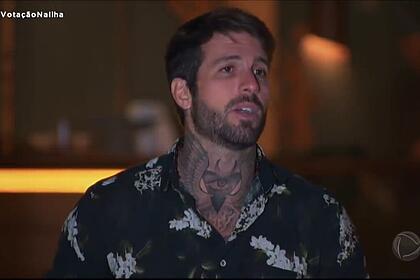 De surpresa, Claudinho foi eliminado do Ilha Record nesta quarta-feira (11). O Guardião surpreendeu os participantes com uma mensagem em que um explorador tinha que deixar a vila imediatamente. Com cinco votos o empresário abandonou a corrida pelo R$ 500 mil e seguiu para o exílio, onde já estão Mirella, Dinei e Lucas.