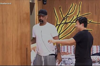 O clima ficou bastante tenso entre Dinei e Pyong no episódio desta sexta-feira (20) no Ilha Record. Ao chegar à ilha com Mirella e Any o ex-jogador ficou frente a frente com o ex-BBB. "Bem-vindo de volta é o caralh*.