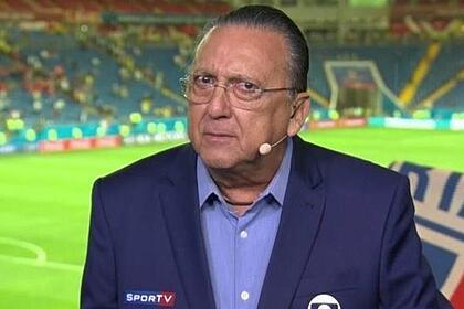 Galvão bueno em um estádio, durante uma transmissão pela tv globo