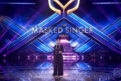 Ivete Sangalo no centro do palco do The Masked Singer Brasil