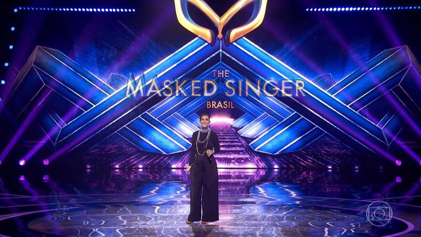 Ivete Sangalo no centro do palco do The Masked Singer Brasil