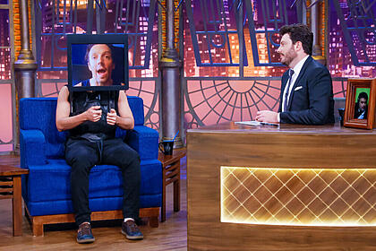 Jason Mraz, por vídeochamada, e Danilo Gentili no The Noite - edição de 20 de agosto