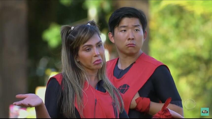 É treta! Mirella ficou bastante revoltada com Pyong e Nadja após a Prova em Equipe no episódio desta terça-feira (24) No Ilha Record. A dançarina afirmou que os dois estariam falando dela e começou a discutir. "Vontade de dar um murro".