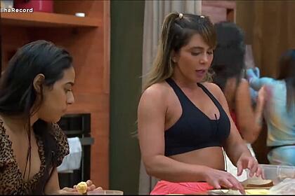 O clima entre nadja e mirella continua tenso no ilha record. A loira ficou chateada por conta de uma banana e começou a cantarolar para provocar a dançarina. "o brasil que vai julgar".