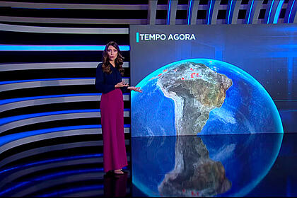 Paloma Poeta em pé no estúdio do Jornal da Record em sua estreia na previsão do tempo