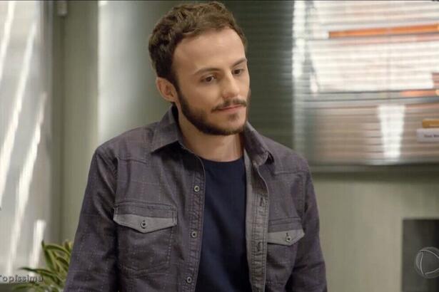 Bruno (Miguel Roncato) em cena da novela Topíssima - capítulo de 04 de agosto