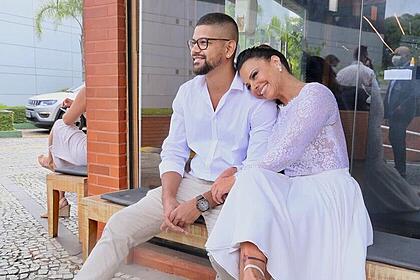 Viviane Araújo e Guilherme Militão durante o casamento civil