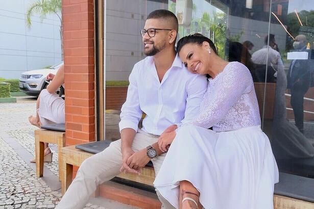 Viviane Araújo e Guilherme Militão durante o casamento civil