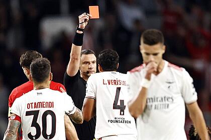 Zagueiro brasileiro lucas veríssimo sendo expulso durante a partida entre psv e benfica pela liga dos campeões