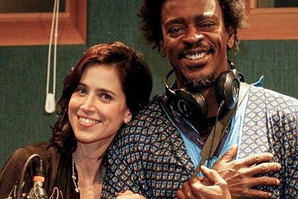 Mel Lisboa e Seu Jorge posam para foto nos bastidores de 'Paciente 63'