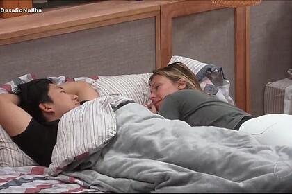 A aproximação entre Pyong e Antonela vem dando o que falar no Ilha Record. Nadja ficou incomodada e foi alertar o ex-BBB. "Tua mulher vai ficar put*. Estão muito grudados".